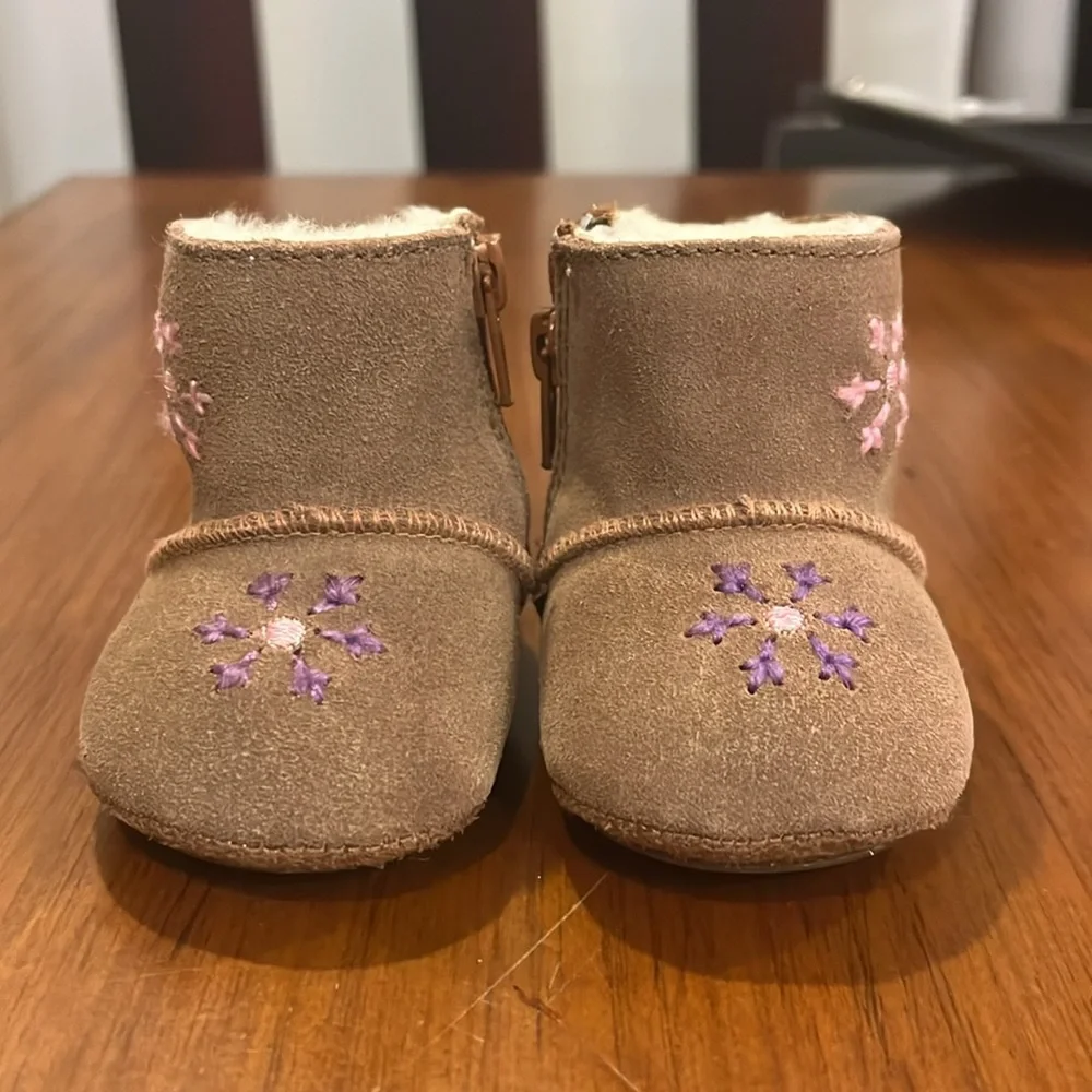 Weebok by Reebok Mini Snowflake Baby Infant Booties Boots and Mitts set Size 0